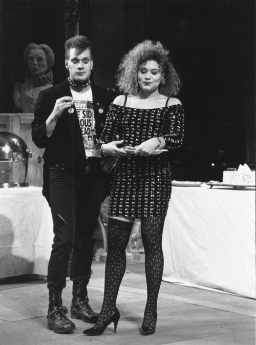 Sid (Philip Cutlip) with Nancy (Belinda Pigeon) sharing a peach in act I (“You can bring them tonight, and we’ll each take a bite, To flavour our kisses with a dash of peach bitters!”). Photo by Marcio Botelho. Richard Pearlman Collection.